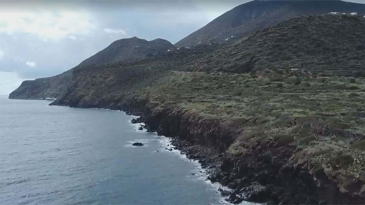 Di là dal fiume e tra gli alberi - S5E16 - Paradisi da salvare - Filicudi e Alicudi, le isole del silenzio