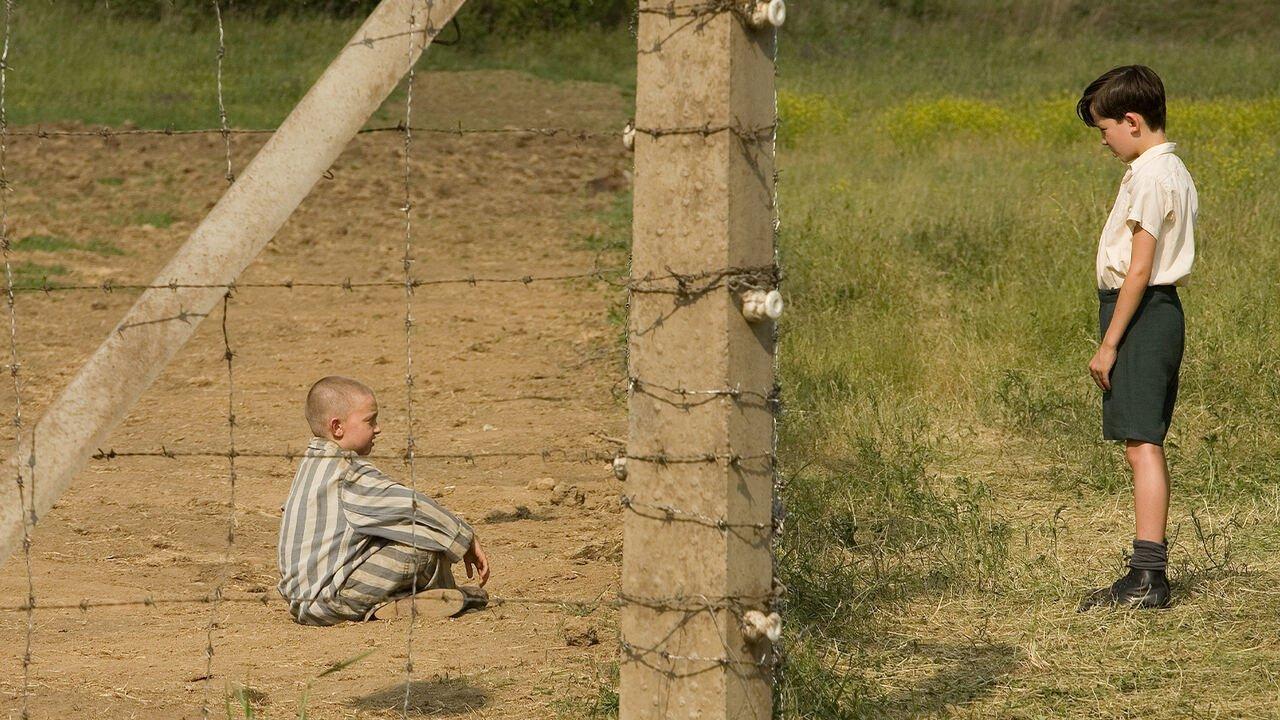 Il bambino con il pigiama a righe