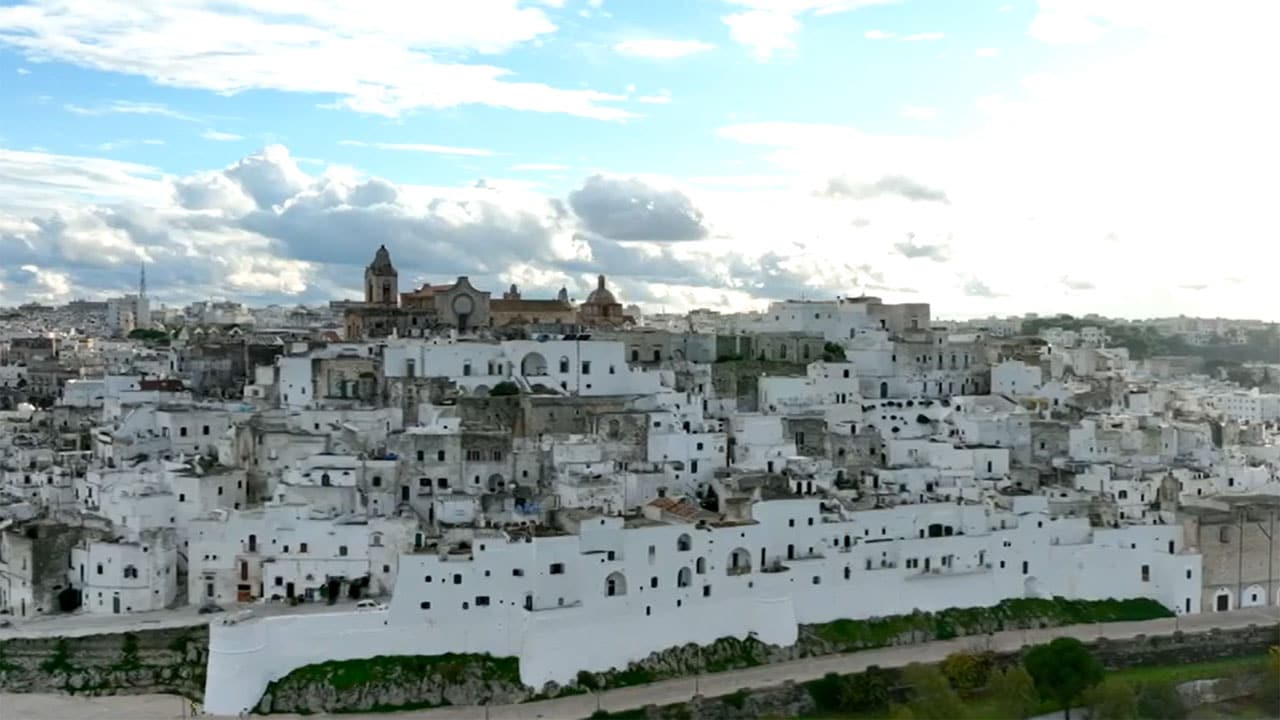 Di là dal fiume e tra gli alberi - S7E6 - Ostuni, città a colori