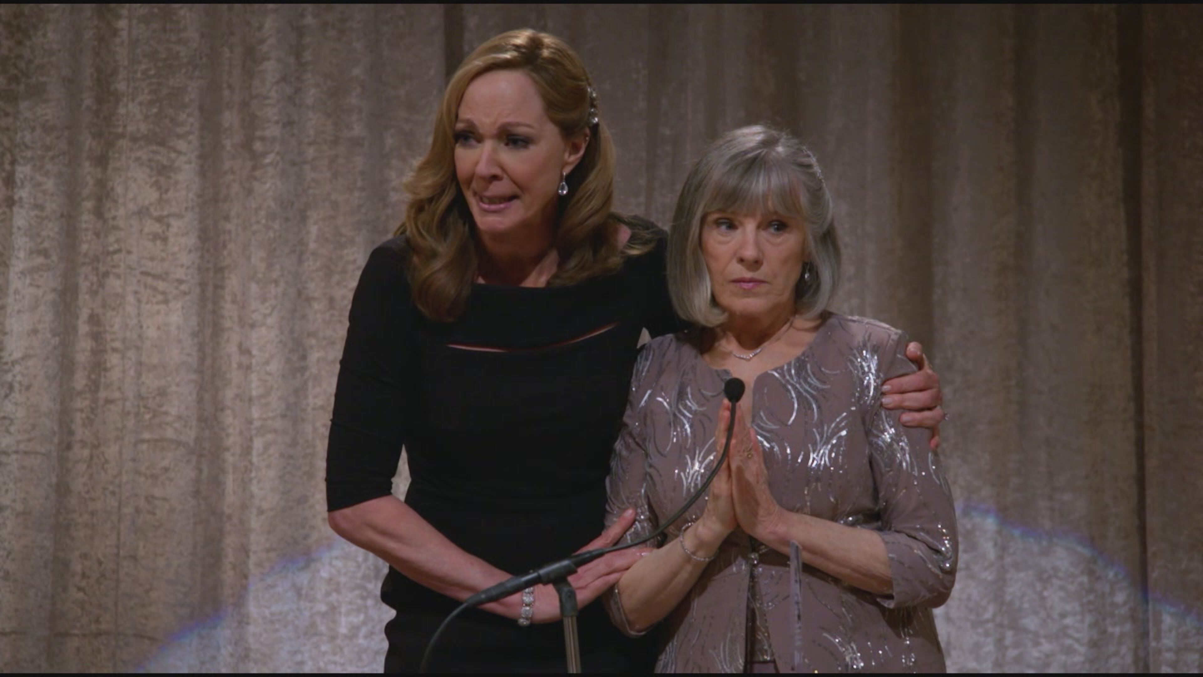 Mom 8 - S8 Ep17 Un'eroina della comunita' e una curva larga