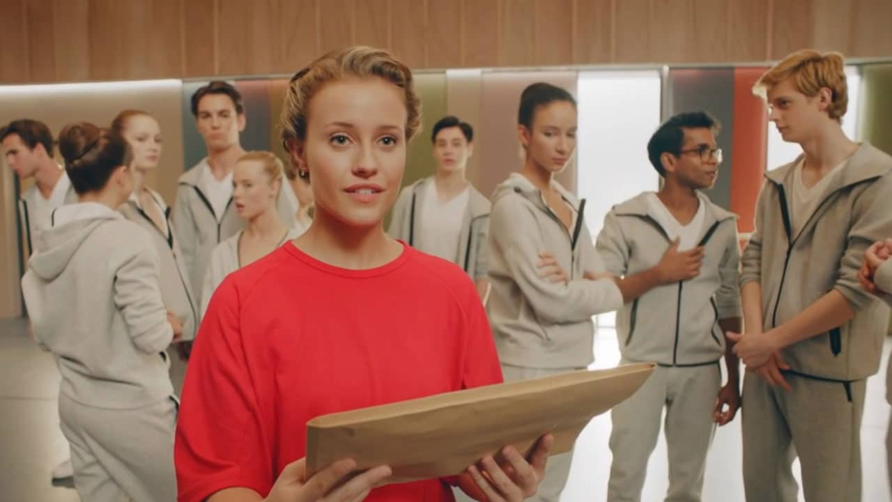 Cercami a Parigi - S1E3 - La ragazza con la corona