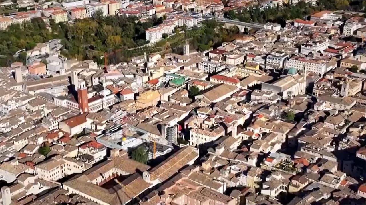 Di là dal fiume e tra gli alberi - S6E6 Versione ridotta - In Ascoli