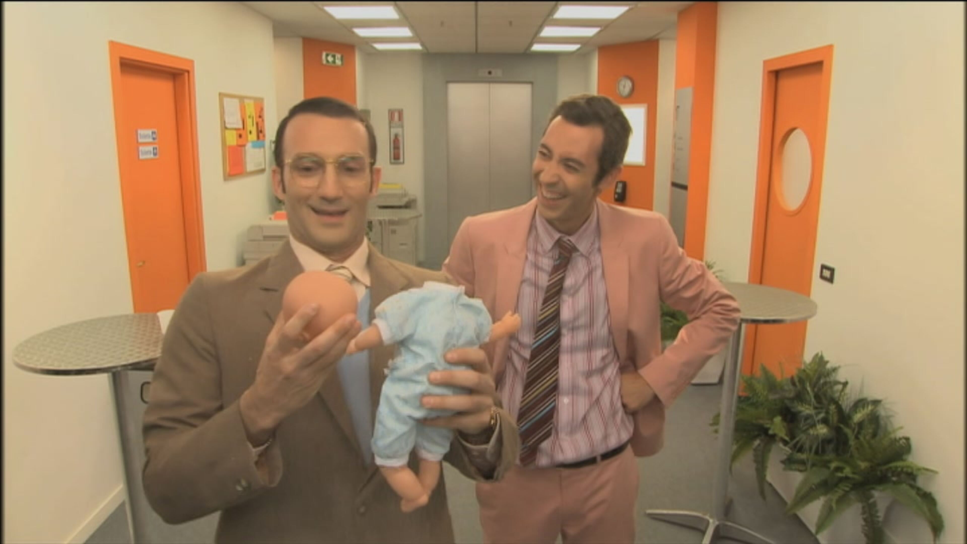 Camera Café 5 - S6 Ep43 Figlio di plastica