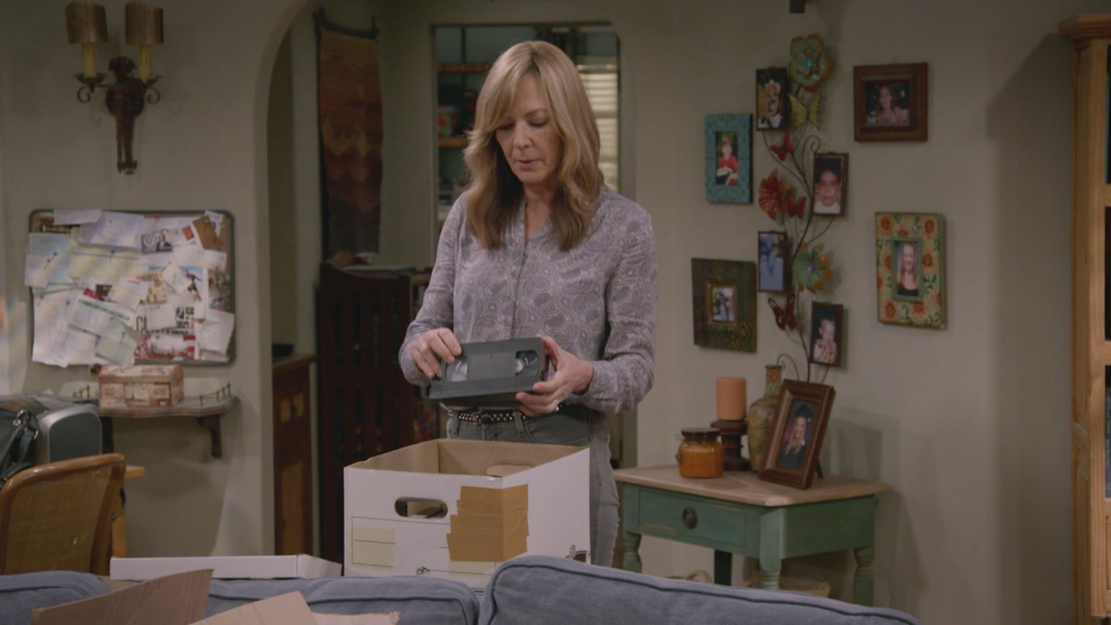 Mom - S7 Ep6 Willy il Coyote e una bambola indemoniata