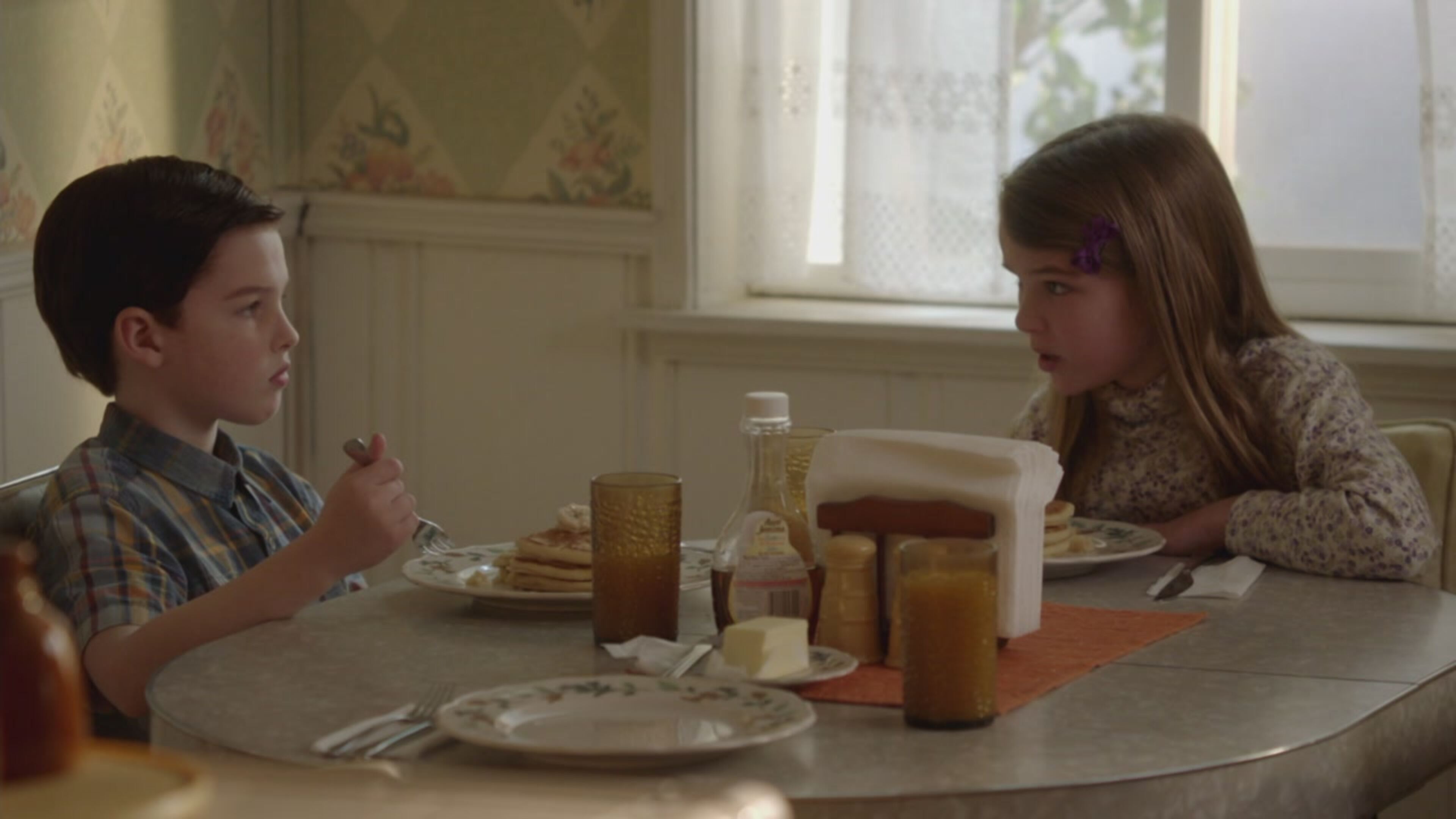 Young Sheldon - S1 Ep14 Insalata di patate, un manico di scopa e il whiskey di papa'