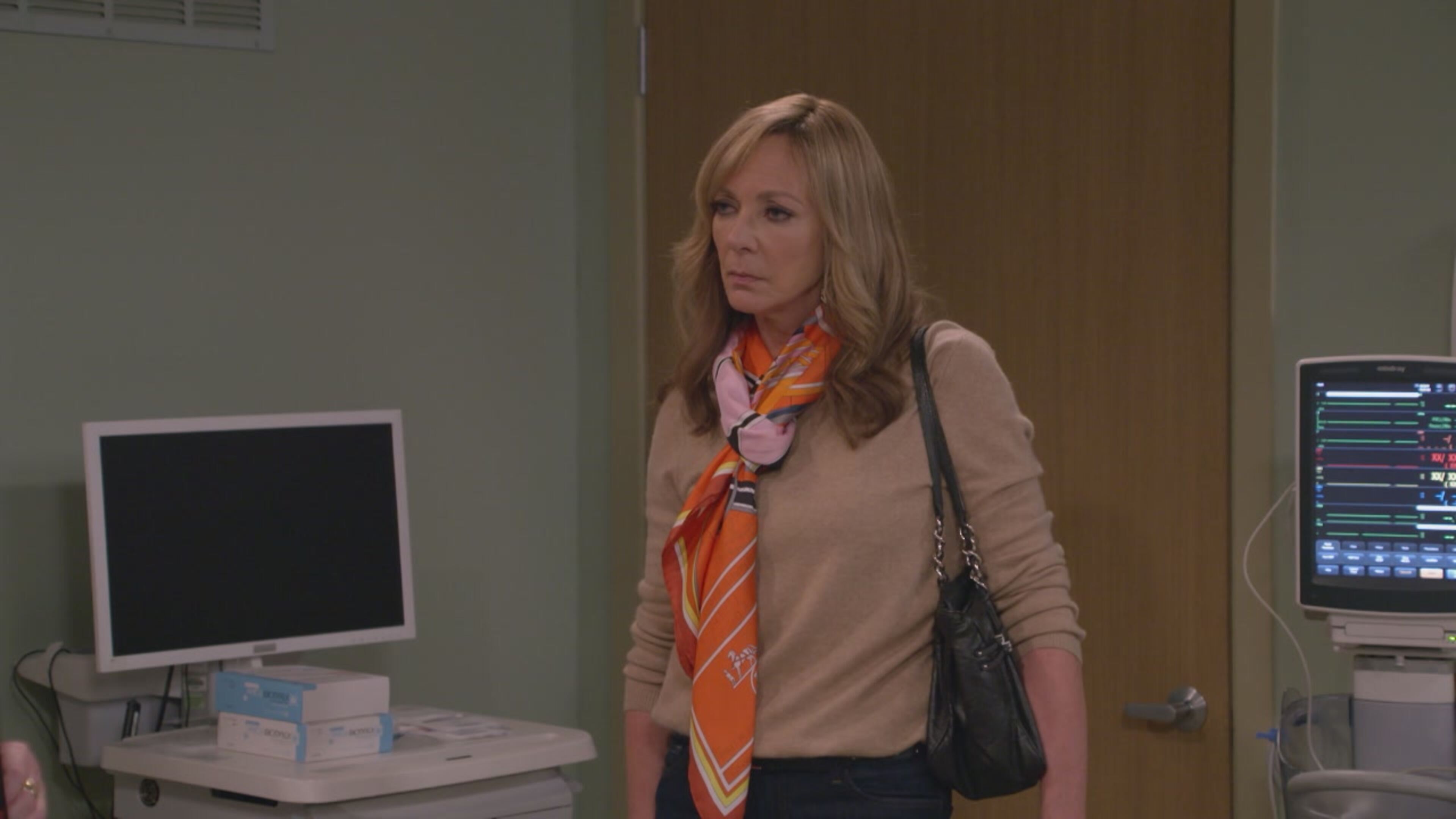 Mom - S7 Ep11 Una piccola incisione e un abito da defunta