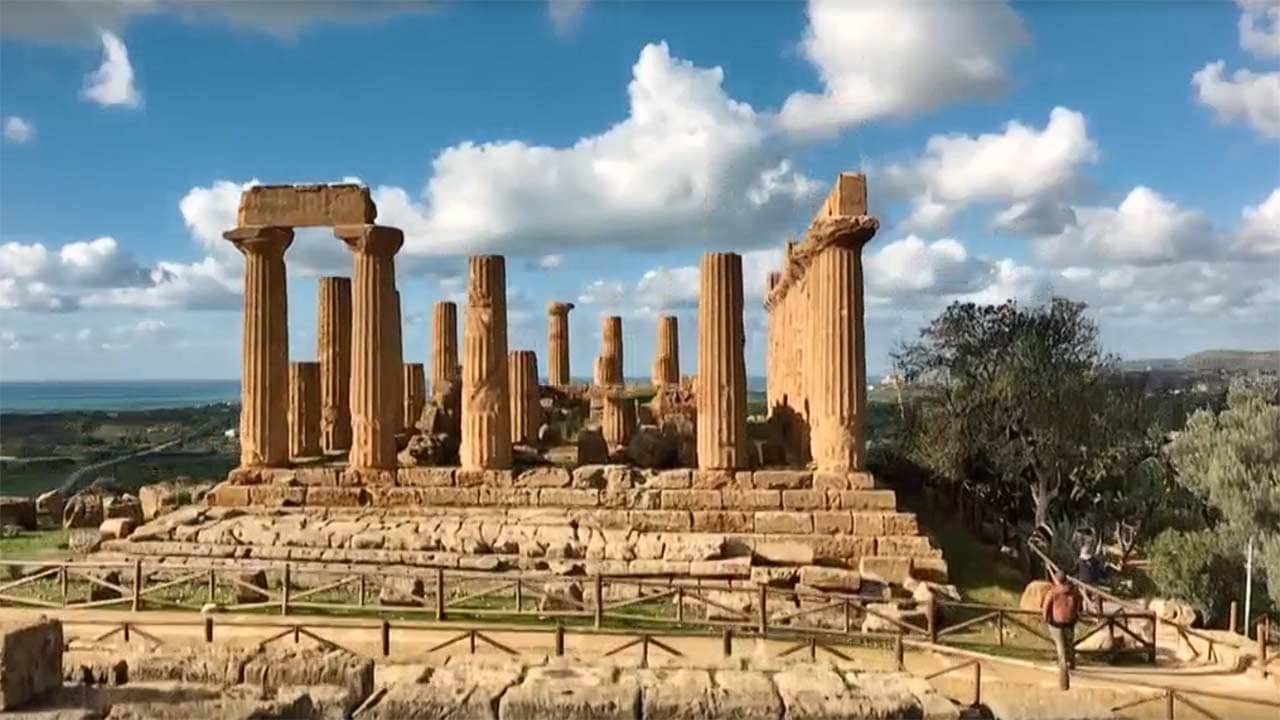 Di là dal fiume e tra gli alberi - S8E2 - Agrigento e la strada degli scrittori
