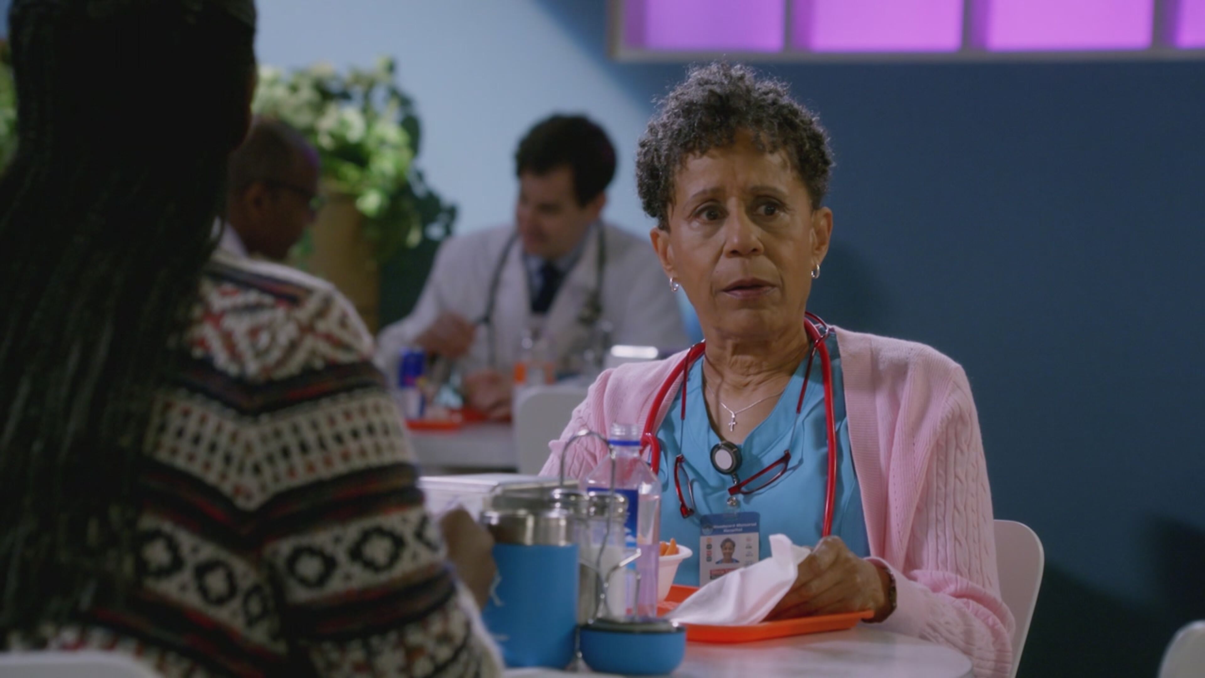 Bob Hearts Abishola 3 - S3 Ep12 I fagioli si stanno bruciando